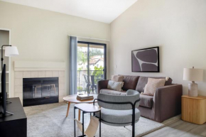La Jolla 2br w gym wd pool nr bars shops SAN-21